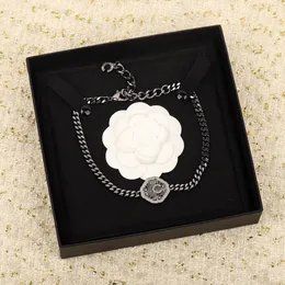 2022 Toppkvalitet Charm Pendant -halsband med ihålig design och glittrande diamant i svart färg pläterad för kvinnor bröllop smycken present har låda stämpel PS4119A L