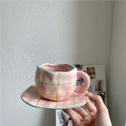 Xícaras picadas de menina coração coração retrô aperte rosa listrado de café de cerâmica xícara de pires de chá de chá de chá de chá da tarde