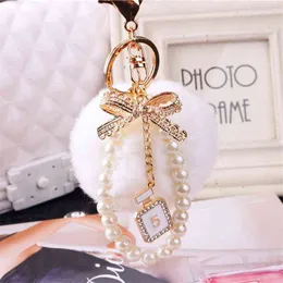 Moda Faux Fluffy Crystal Bottle Bow Pompom Brelok Pearl Łańcuch Numer 5 Kobiet Torebka Samochód Key Chain Pierścień Keychains Biżuteria AA220318