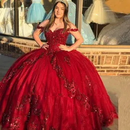 2022 Сексуальные темно -красные бордовые пухлые платья Quinceanera с плечевых кружевных аппликаций хрустальные бисера цветы шарико