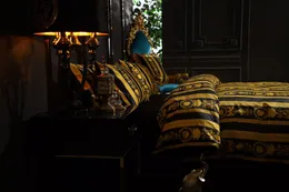 クールな贅沢5pcsブラックゴールドの寝具セットギフトデザイナーキルト/羽毛布団カバーセットレッドタイガー100コットン織りヨーロッパスタイルのクッション