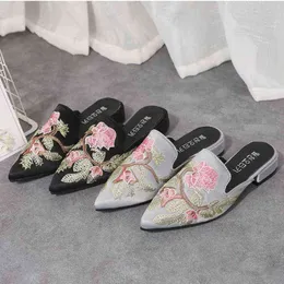Slippers Women 2022 Summer Designer New Fashion Embroidery Flowers Pointed Toe Flat Slouch Mules Zapatillas Mujer Plus Size 220516