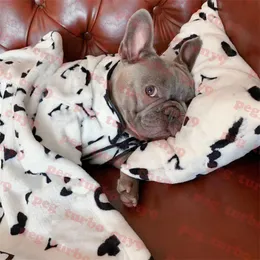 Märke husdjur pajamas plysch filt brev logotyp hundar kudde set mode husdjur sömnkläder filt tre delar hundkläder