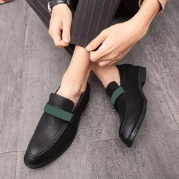 Herrenschuhe Müßiggänger PU-Leder Volltonfarbe Lässige Mode Täglich Party Metallschnalle Trend Gentleman Britische Schuhe DH836-839