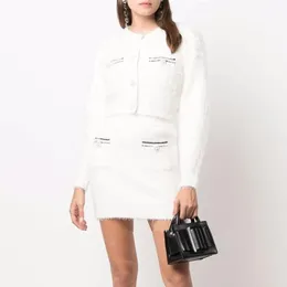 Женские брюки с двумя частями женский 2 Set 2022 Дизайнер взлетно -посадочной полосы белый укороченный топ -свитер кардиган +вязаная одно шаг мини -юбки на день рождения костюм