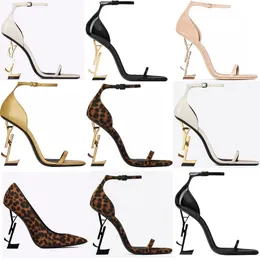 Scarpe col tacco alto di design Sandali in pelle di metallo alla moda con scarpe da donna per banchetti nuziali di temperamento