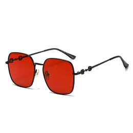 Lyxiga solglasögon Summer Högkvalitativ känd solglasögon Överdimensionerade Flat Top Ladies Sun Glasses Chain Women Square Frames Fashion Designer med förpackningslådor