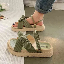 2022 Nya sandaler Ladies Summer Fairy Style Fashion Student Thick Soled Roman Flats inomhus tofflor Bågar plus storlek 43 Y220412