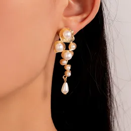 Cuelga la lámpara Exquisitos Pendientes colgantes de perlas simuladas Flores elegantes Geoemtry Metal Cuelga el pendiente Fiesta de bodas para mujeres Joyería