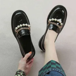 Платье обувь женщин дизайнер модные платформы мокасины роскошные жемчужные цепи коренастые каблуки сандалии летние маленькая кожаная обувь 220320