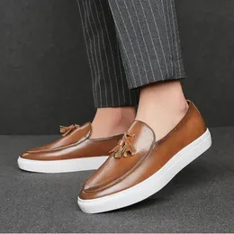 2022 Nya Sneakers Herrskor PU Läder Tjock sula Enfärgad Mode Klassisk tofs Enkel Slip on Lazy Casual Skor DP378