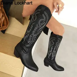 Stivali alti da donna Stivali alti al ginocchio ricamati in pelle scamosciata nera nuda Stivali sexy da donna con punta a punta e tacco grosso Western Cowboy Knight Boot Y220817