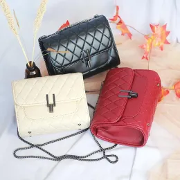 Mode liten axelväska kvinnor handväska crossbody handväskor för rese metall magnetisk spänne romb kedjepåse