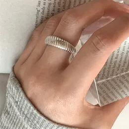 Franska 925 Sterling Silver Twill Ring Minimalistiska kvinnliga ins netröd temperament mångsidiga modesmycken tillbehör