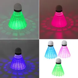 バドミントンラケット3PCS LED明るいバドミントンダークナイトカラープラスチック製フォーム輝くシャトルコック