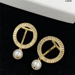 Orecchini con ciondoli a forma di lettera con strass lucidi Orecchini con ciondoli di perle di design Orecchini con diamanti rotondi da donna