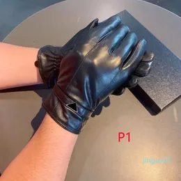 Пяти пальцев перчатки мужчины женщины дизайнерские перчатки зимние черные кожаные варежки пальцы перчатки теплый кашемир внутри сенсорного экрана