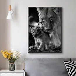 Lioness och Cub Black and White Canvas Art målningsaffischer och tryck Skandinaviska Cuadros väggkonstbild för heminredning