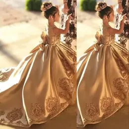 2022 Gold Flower Girl Dresses Jewel Neck Ball Gown Spets Appliques Pärlor med Bow Kids Girls Pageant Dress Sweep Train Födelsedagsklänningar B0513