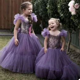 結婚式のパーティーガウンのためのかわいい紫色の小さな花の女の子の服の弓ティアードフリルフロア - レングスノースリーブレーススパンコールアップリケの最初の聖体誕生日ドレス
