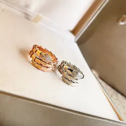 Pierścień luksusowy projekt solidny kolor Diamond Pierścienie węża Wysokiej jakości temperament modowy Walentynki Pierścienie Pierścienie Zasilanie Trendyrowanie Dobry fajny