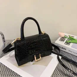 Krokodylowa torebka torebki luksusowe torby designerskie unikalne logo torba na logowanie zaokrąglone i gładkie łukowe łukowe torba Messenger Metal alfabet Pull Table