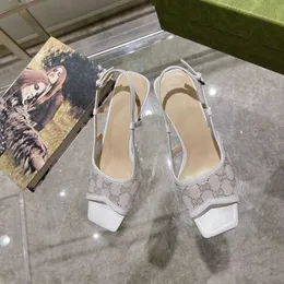 Знаменитая бренда свадебная обувь Женская дизайнерская депутативная буква Сандилирование Сандалии высокого качества.