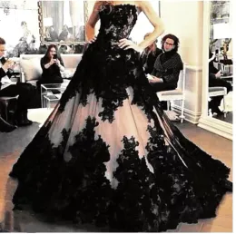 2022 Gorgeous Wedding Dresses Champagne Black Bridal Gown Lace Applique Beaded Scalloped Tulle Sweep Train A Line Custom Made vestidos de novia