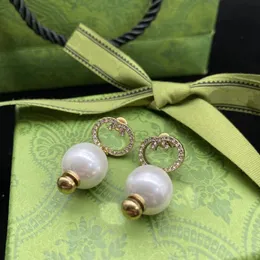 Brincos de pingente de pérola com letras de diamantes de designer clássico, festa de casamento para mulheres, presentes para casais, joias