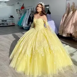 2022 eleganta gula quinceanera klänningar med handgjorda blommor stropplös bollklänning tyll spets söt 16 klänning korsett andra parti slitage kjol vestidos de de