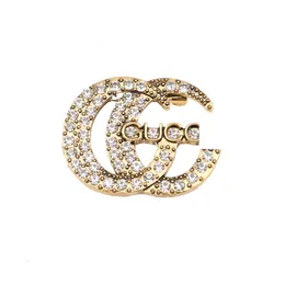 有名なデザイナーブランドLuxurys Desinger Brooch Women Rhinestone Pearl Letter Brooches Suit Pin Fashion Jewelry Clothing Decoration Top Quality Accessoriesギフト