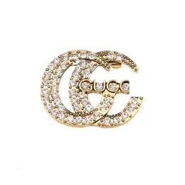 有名なデザイナーブランドLuxurys Desinger Brooch Women Rhinestone Pearl Letter Brooches Suit Pin Fashion Jewelry Clothing Decoration Top Quality Accessoriesギフト