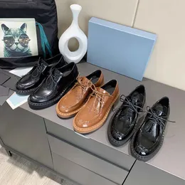 Designer Gummi-Plattform Damen Casual Schuhe Schwarze glänzende Leder-Sneakers Spitze Zehen Business Kleiderlaafer Spitzenbox Größe 35-41