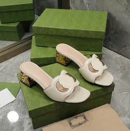 2022 Дизайнерские высокие каблуки Сандалии Женщины, переполняющие вырезанные кожаные скольз