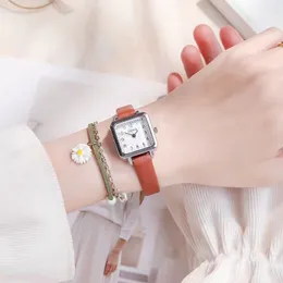 Digitala kvinnors klockor Ins Wind Luxury Square Mesh Belt Designer Girl Student Special Retro Simple Quartz Small Square Watch Safds