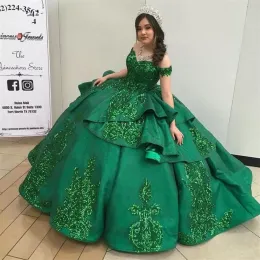 Karanlık Muhteşem Yeşil Quinceanera elbiseler Sequins ile Aplike Satin Tiers 2022 Balo Gown Kapalı Omuz Tatlı 16 Doğum Günü Partisi Balo Resmi Akşam Giyim Vestidos