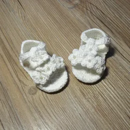 Första vandrare qyflyxueqyxue-crochet baby skor flicka vita blommor flip flops småbarnskor först