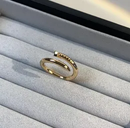 V Gold Charm Bunk Band Ring Shicay بثلاثة ألوان مطلية للنساء الزفاف هدية يوليلي لديها ختم مربع PS7832