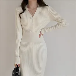 Casual Dresses Stickad Långärmad Klänning Kvinnor 2022 Slim Bodycon Höst Koreansk Elegant Fall Vinterknapp V Neck Sweater Midi Ribbed C216