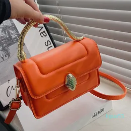 Kvinnors messenger väskor 2022 helt nya grils handväska textur mode enkla en-axlar väskor västerländsk stil bärbar ormhuvud liten fyrkant