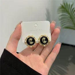 Hoop Huggie Sydkorea Pearl Earring Personlighet Geometrisk tidvatten återställer gamla sätt örhängen Kvinnor smycken gåvor Moni22