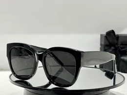 女性のためのレディースサングラス男性サングラスメンズM95ファッションスタイルは、ランダムバックングで目を保護しますUV400レンズ最高品質