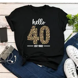 T-shirt con stampa leopardata Hello 1982 per il 40 ° compleanno, regalo per il suo anno di età, taglie forti, vestiti in cotone 100% o collo a maniche corte W220422
