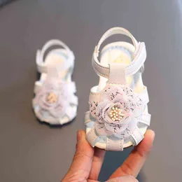 Nyaste sommarbarnskor Fashion Leathers Sweet Children Sandaler för flickor Småbarn Baby Bortable Hoolow Out Flower Shoes G220523