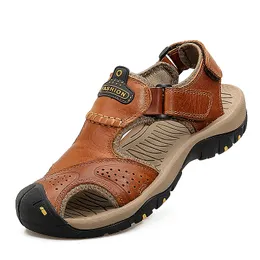 Sandały o dużych rozmiarach Mężczyźni 2022 Lato Nowy oddychany palca sandałowy Sprzedaż Spasowy Buty plażowe Warstwa głowica