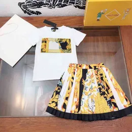 Designerkläder för barn Flickset Sommar kortärmad T-shirt Barn Bohemisk topp+plisserad kjol 2st Outfit Baby Märke Kostym AA220316