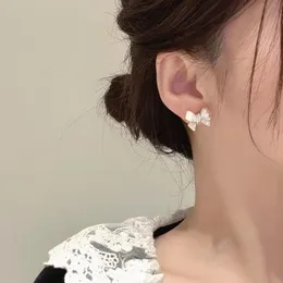 Śruba śruba w stylu koreański projekt mody minimalistyczne białe kokardowe kolczyki stadninowe metalowe kamelię perły dla kobiet
