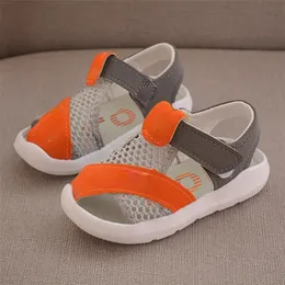 Criança de verão para sapatos de bebê colorido pano de net meninos respiráveis ​​design crianças esportes infantis sandálias meninas 220607
