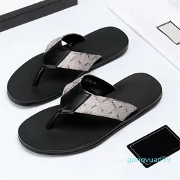 2022 Fashion Svart mjuka läder sandaler mulor somrar Slide Slippery Flat Chain Sandals breda t-bar casual strandslip sandaler