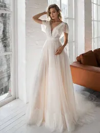 2022 Ny brud Simple Deep V-hals Kortärmad bröllopsklänning A-Line Travel Photography Liten släpande mjukt garn spetsad klänning vestido de novia